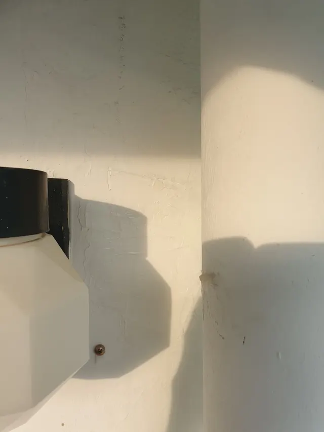 조명 옆 벽면 구멍 복원 후 현장 사진 (사례 04)
