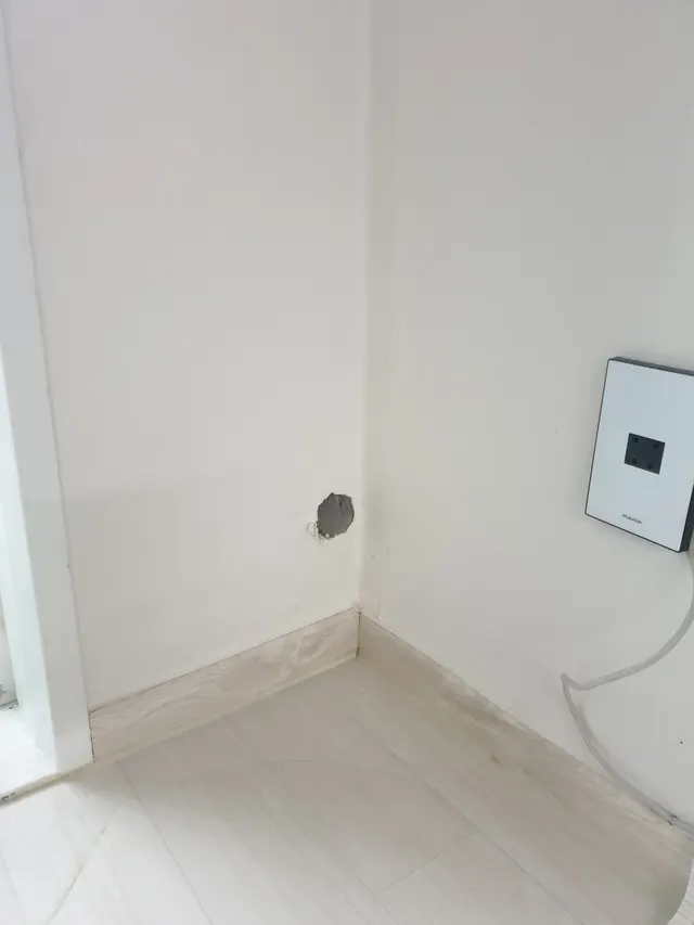 실내 모서리 벽 구멍 복원 전 현장 사진 (사례 05)