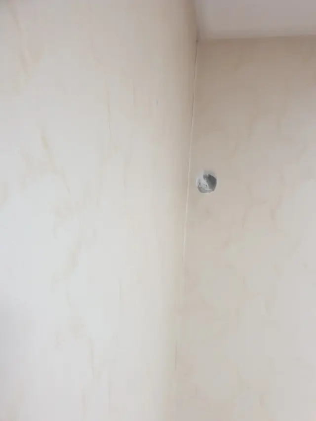 무늬 벽지 벽면 구멍 복원 전 현장 사진 (사례 30)