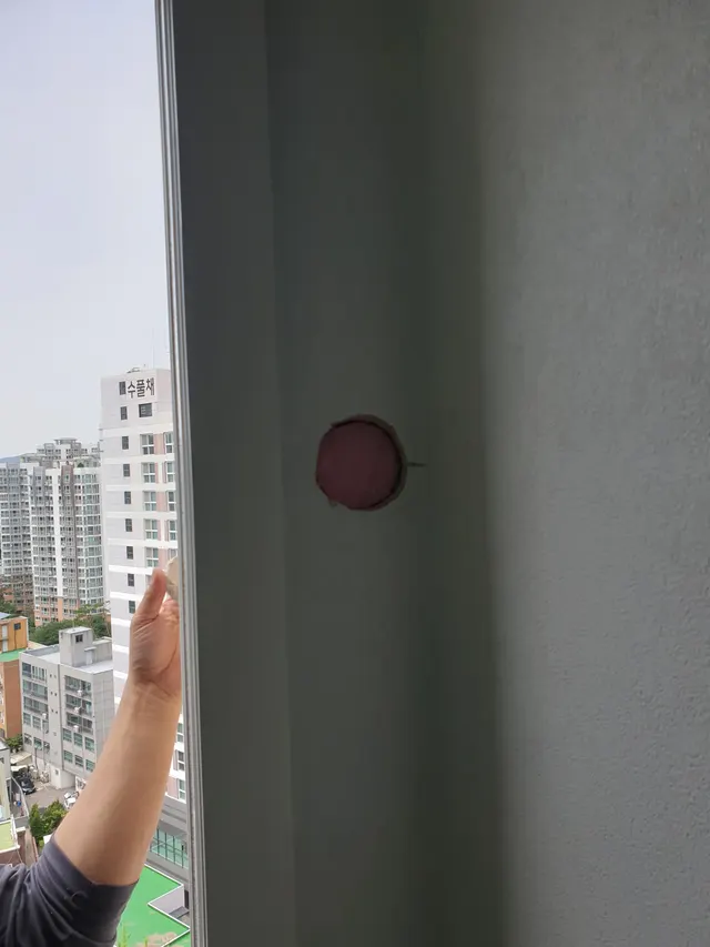 창가 벽면 구멍 현장 확인 현장 사진 (사례 37)