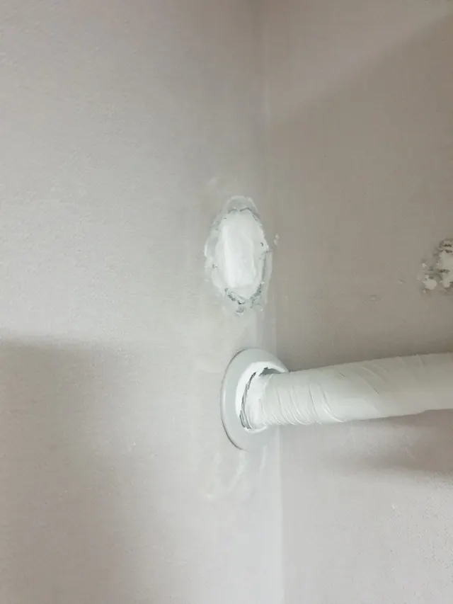 배관 주변 벽면 구멍 보수 부위 확인 단계 현장 사진 (사례 46)