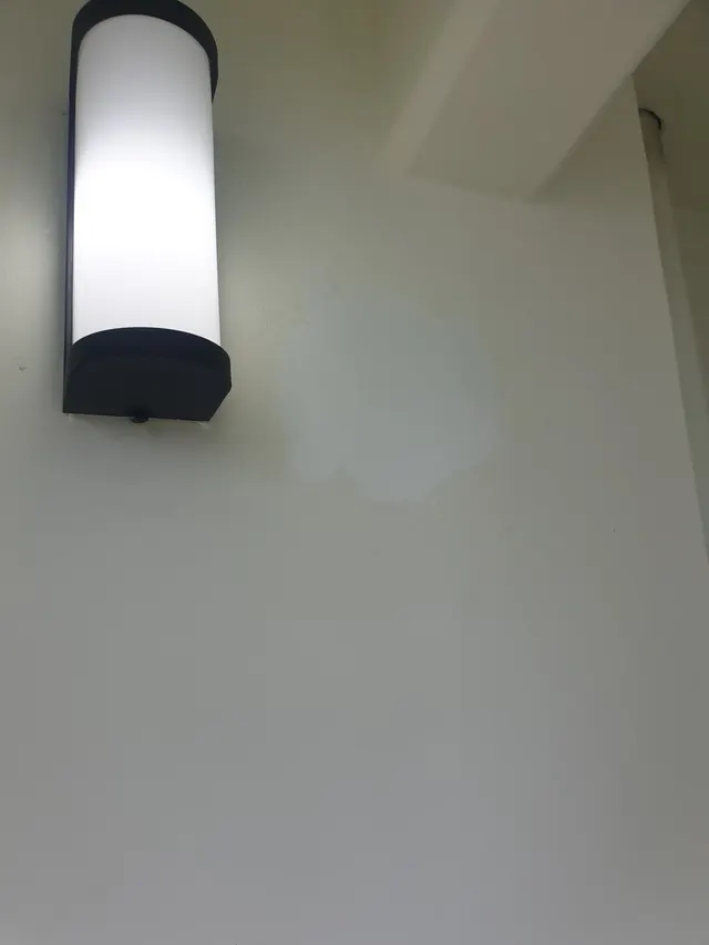 외부 조명 옆 벽면 구멍 복원 후 현장 사진 (사례 48)