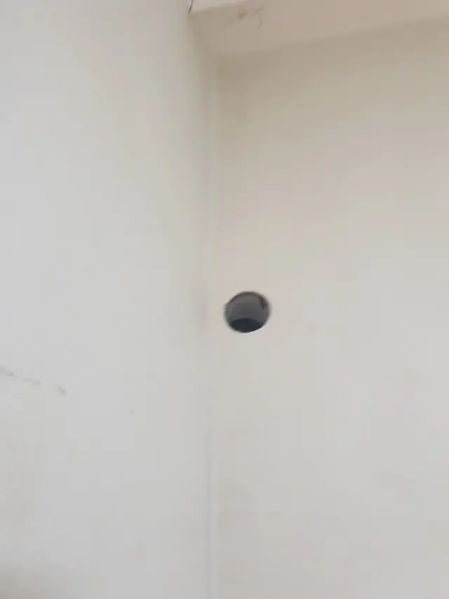 천장 인접 실내 벽 구멍 복원 전 현장 사진 (사례 50)