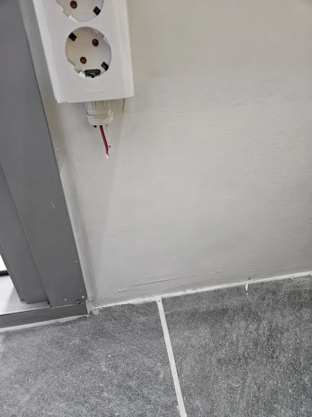 베란다 바닥 타일 위 벽 구멍 복원 후 현장 사진 (사례 62)