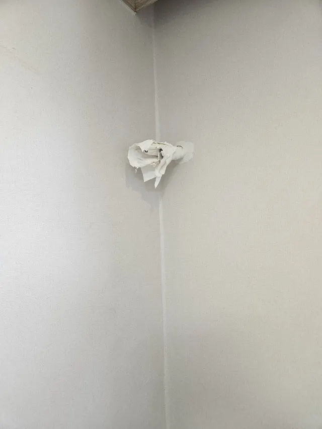 모서리 벽면 구멍 복원 전 현장 사진 (사례 65)